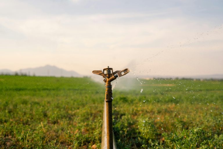 Sistema de riego agrícola de alta eficiencia con bombas de pozo y control inteligente, tendencia 2026.