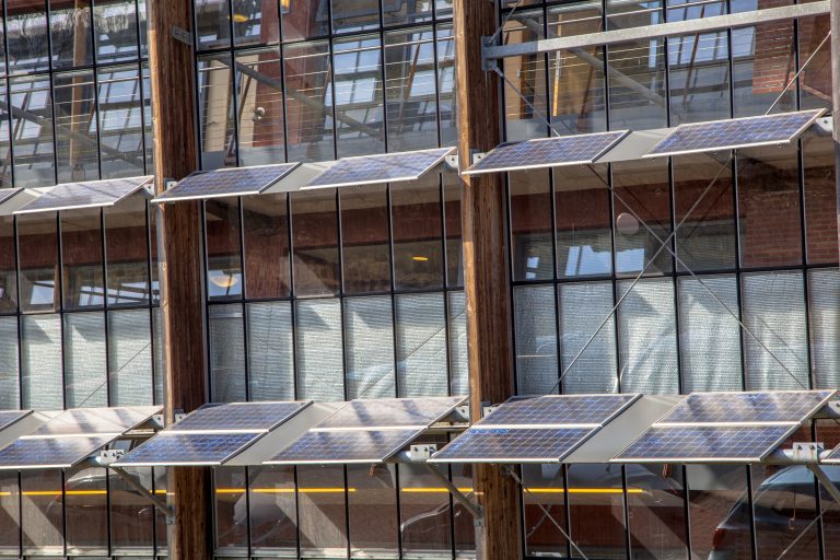 Placas-Solares-en-Balcones-para-Empresas