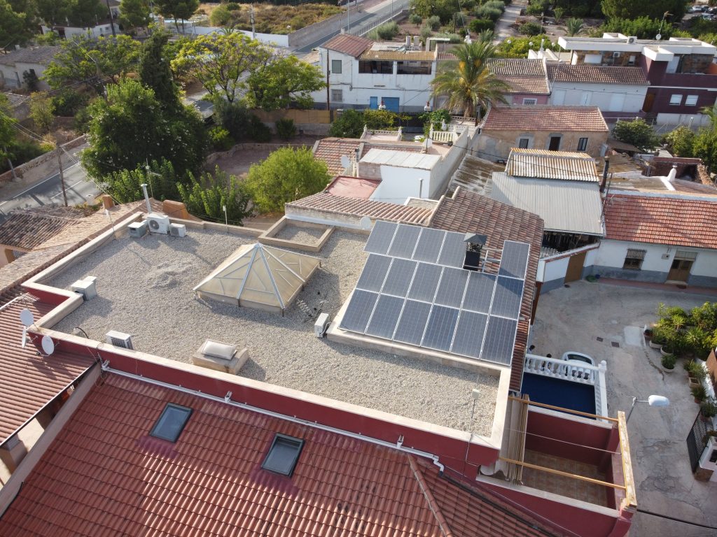 Fotografía de la instalación fotovoltaica en Totana de los paneles solares en restaurante