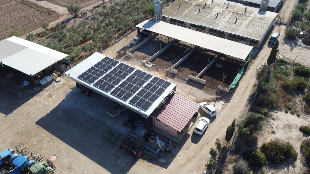 Visión de placas solares en tejado de explotación ganadera