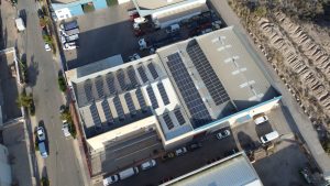 Paneles solares en la cubierta de Artimasa, instalados por Aura Ingeniería