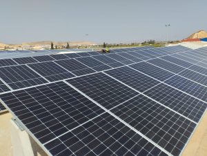 Vista general de instalación solar en explotación agrícola