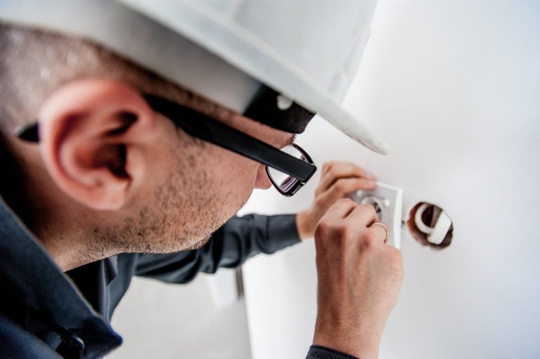 Contador eléctrico con un alto consumo, destacando la importancia de ajustar la potencia contratada para evitar costes innecesarios.