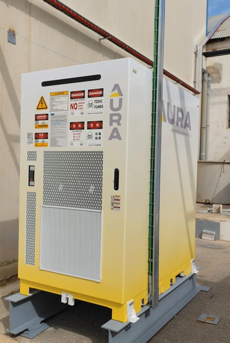"Batería fotovoltaica de 200 kW instalada en La Ciezana para almacenamiento de energía solar agrícola y mejora de la eficiencia energética."