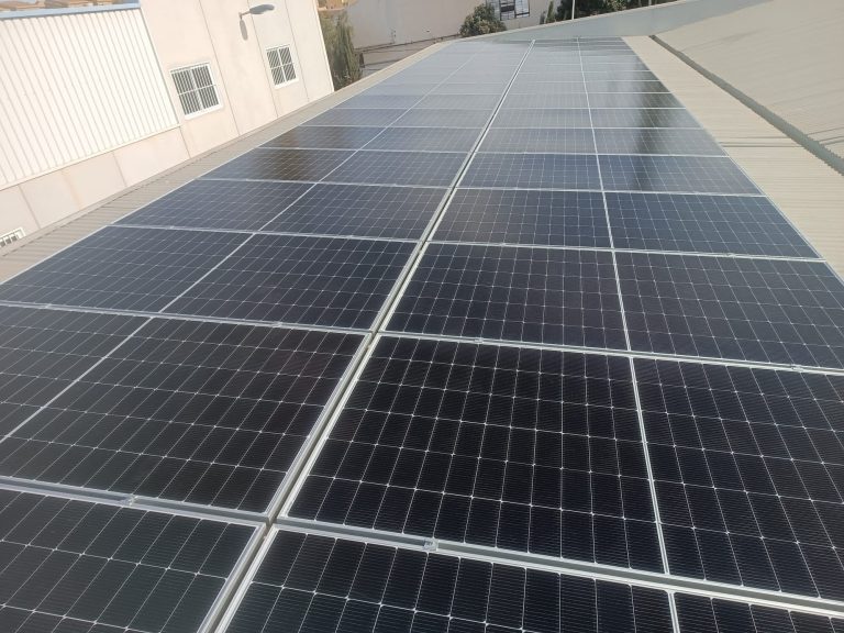 Instalación de paneles solares en estación de servicio en Mazarrón