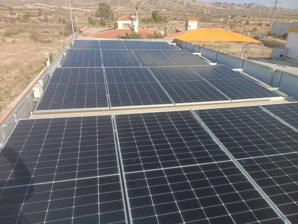 instalación fotovoltaica autoconsumo gasolinera La Hoya