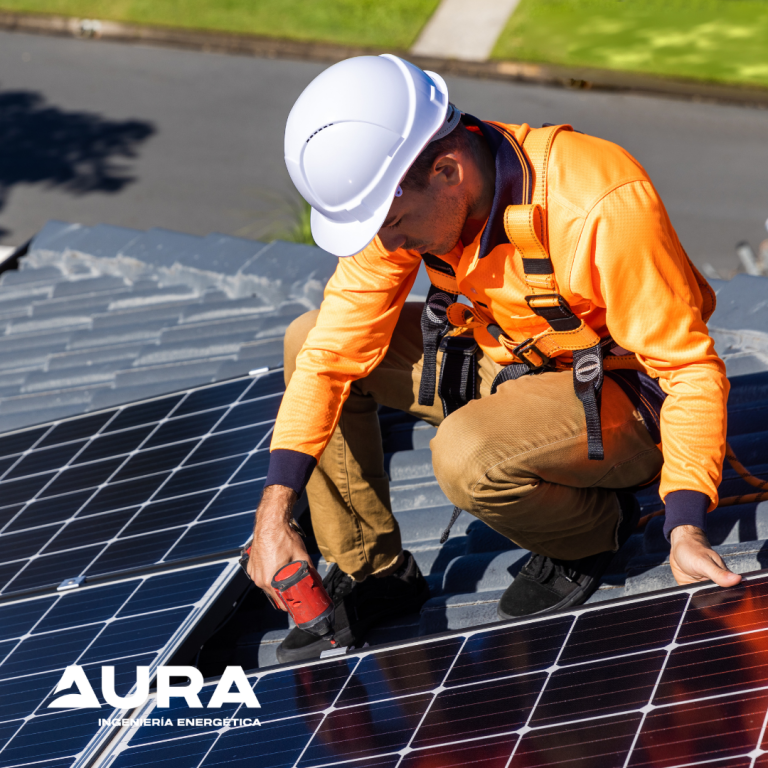 Planta industrial en Murcia con paneles solares en el tejado