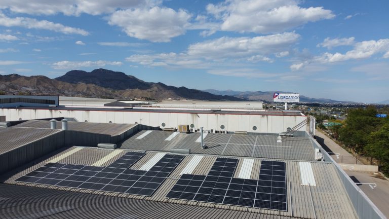 Paneles solares en nave industrial de Lorca, Murcia
