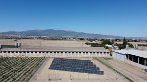 Paneles solares instalados para alimentar sistema de riego agrícola en Totana.