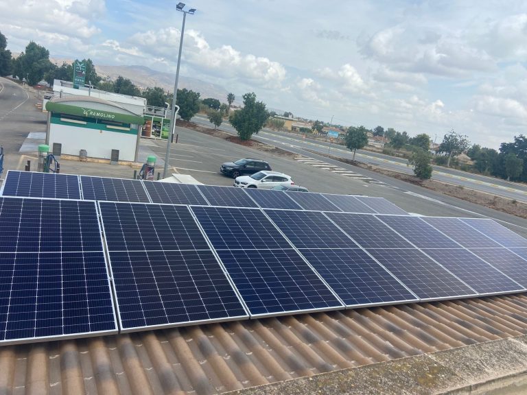 Instalación de paneles solares en gasolinera de Lorca