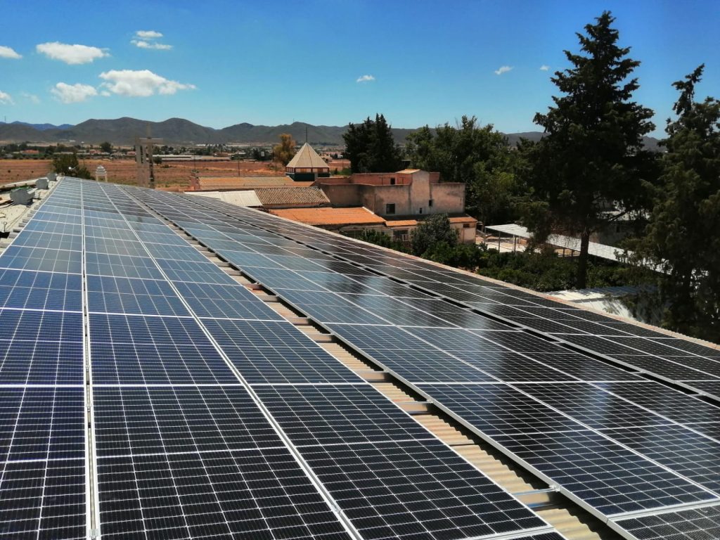 Vista de la instalación de paneles solares en una asociación en Lorca Murcia