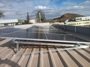 Instalación de paneles solares en estación de servicio en Mazarrón