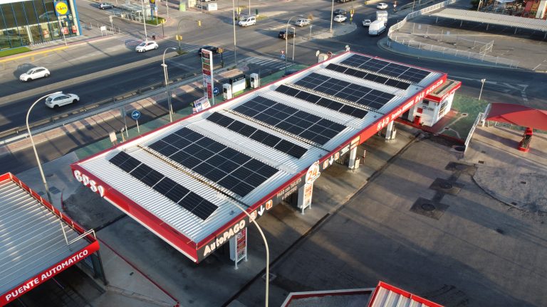 Cobertura de paneles fotovoltaicos en gasolinera de Molina de Segura