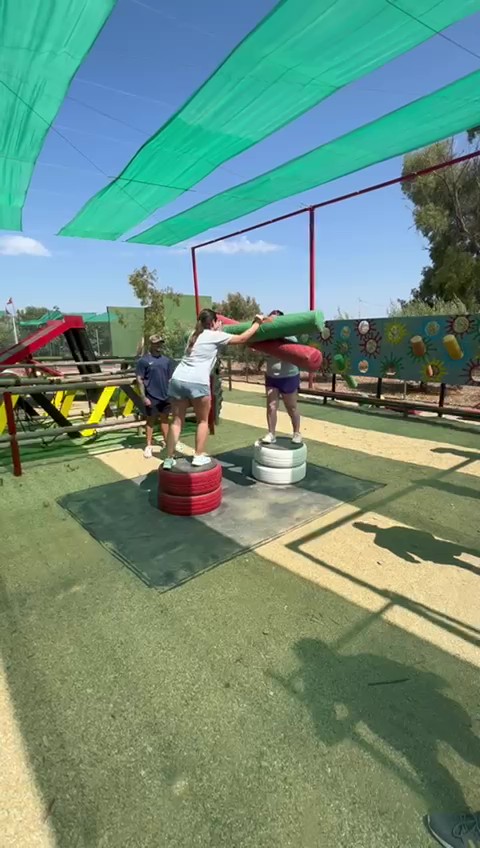 Participante cayendo en una prueba