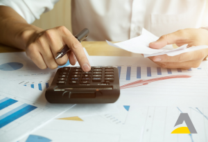 Persona calculando consumo eléctrico con gráficos y facturas de la nueva tarifa de luz cada 15 min