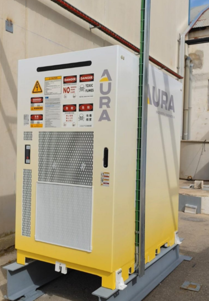 Batería de autoconsumo de 215 kWh instalada en el exterior en Cieza