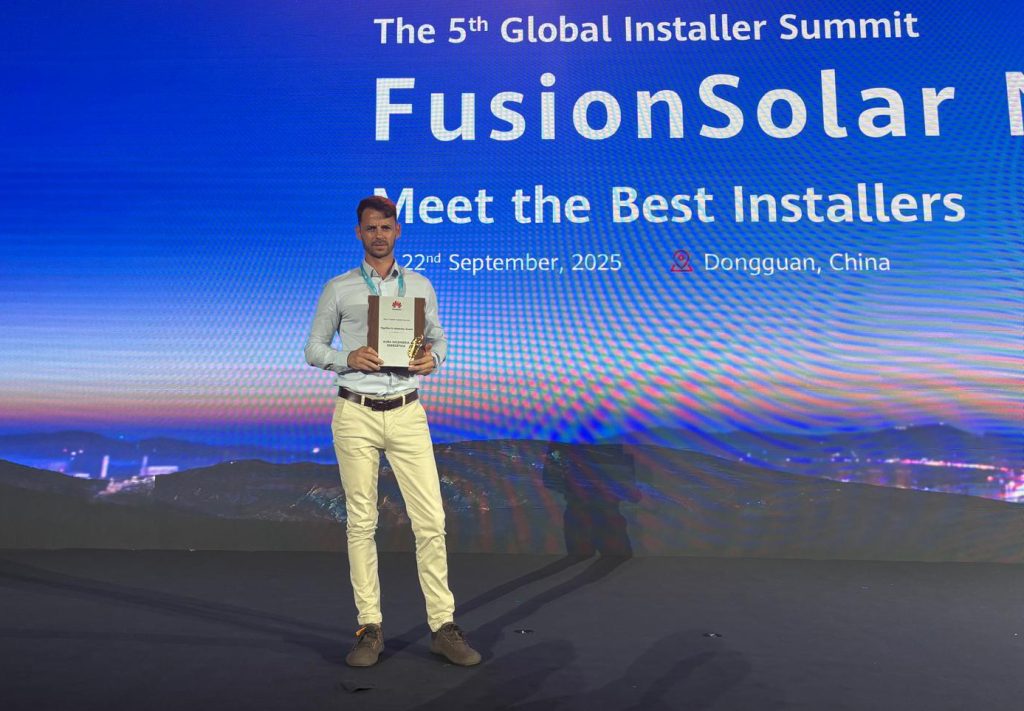 Foto de grupo de los premiados en la 5ª Cumbre Internacional de Instaladores Huawei, con Aura Ingeniería Energética entre los galardonados.