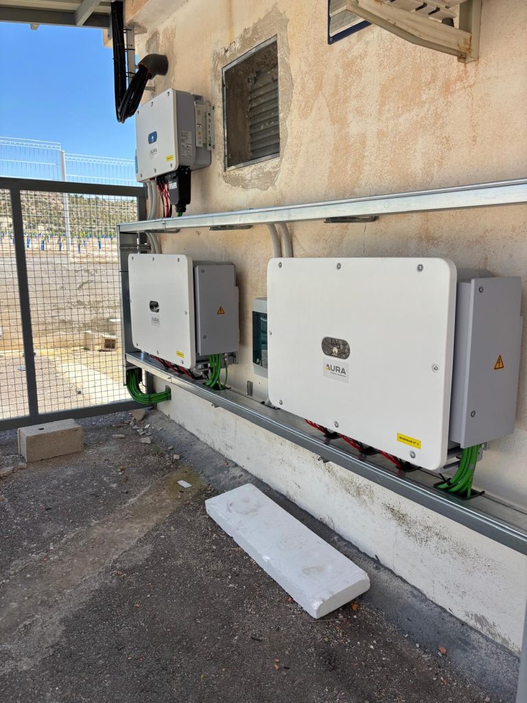 Inversores solares y protecciones eléctricas en instalación fotovoltaica en Cieza