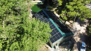 Instalación energética sostenible completamente integrada en la naturaleza de Riópar.