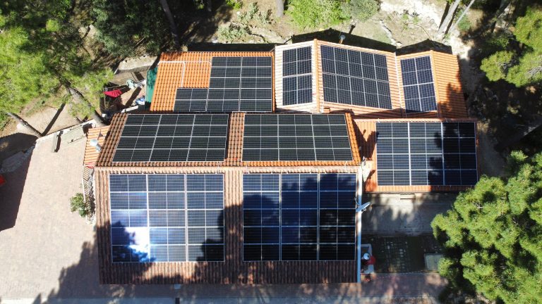 Vista aérea de un proyecto energético fotovoltaico en un camping de Riópar, Albacete.