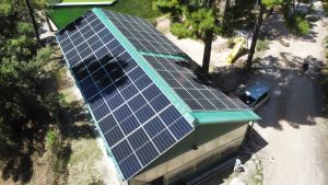 Detalle técnico de la infraestructura solar instalada sobre las cubiertas del camping.